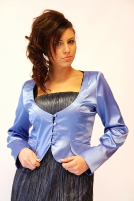Елегантно дамско късо светло синьо сатенено сако без ревер с хастар 80235
