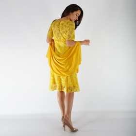 Официална дантелена жълта дамска рокля с къс ръкав и шал от жълт шифон  20724